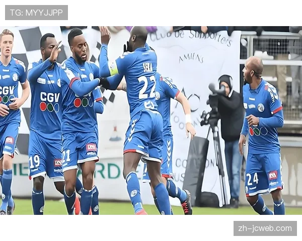 现场:斯特拉斯堡球迷用口号干扰对方关键任意球主罚者 现场:斯特拉斯堡球迷用口号干扰对方关键任意球主罚者