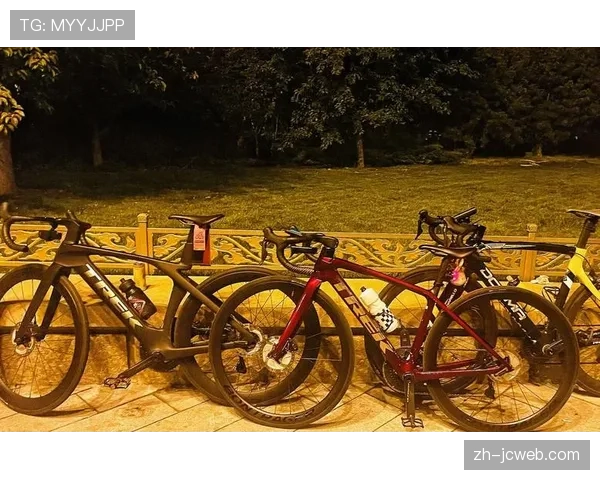 特写:北京“四环骑士”们每周夜骑,形成独特都市骑行文化 特写:北京“四环骑士”们每周夜骑,形成独特都市骑行文化